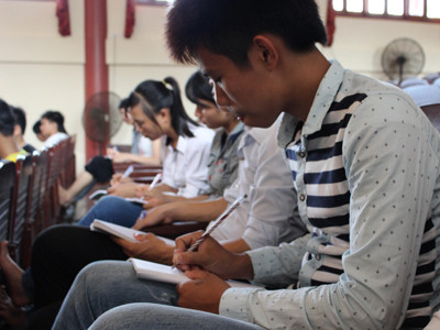 Học sinh học bài. Ảnh: Nguyễn Hoài