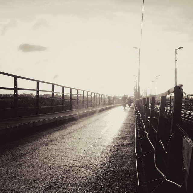 Thỉng thoảng tôi thích đi bộ ở phố cổ, vào trong những con ngõ bé xíu mà chẳng biết sẽ đưa người ta đến đâu. Một ngõ cụt tối tăm, một góc bếp ấm áp hay ánh sáng hắt ra từ một gia đình đang quây quần quanh bữa cơm. Một góc quán nhỏ cho những cuộc hội ngộ Những quán bia quen thuộc ở Hà Nội Một góc phố của người lao động, gương mặt chú thợ hàn thanh thản lạ Bác thợ vẽ tranh truyền thần ở chợ Đồng Xuân Những nghệ nhân đường phố Ngõ vắng ngoại ô Hà Nội Hoàng hôn sau một cơn mưa - nhìn về Hà Nội từ cầu Long Biên - đằng sau sương khói mờ nhân ảnh kia là một Hà Nội phồn hoa và nhộn nhịp Về nhà