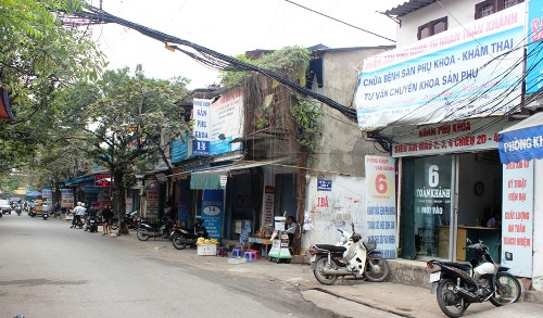 Hàng loạt phòng khám tư nhân trước cổng bệnh viện Nhi Trung Ương