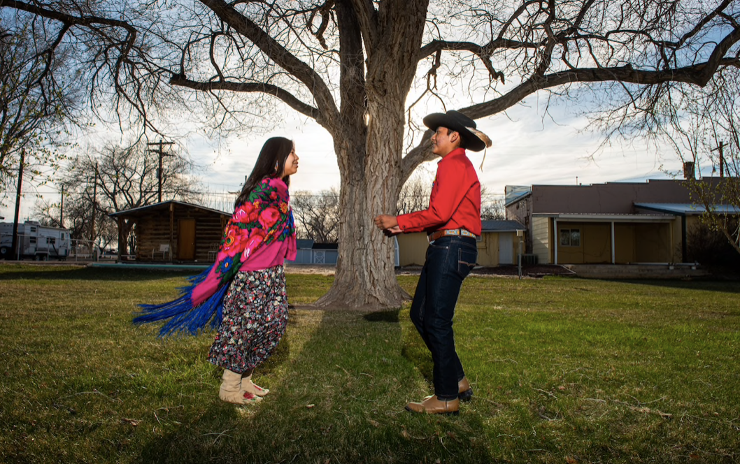 Erias Nez và Donovan Loneman, đều 16 tuổi, biểu diễn điệu nhảy truyền thống của cộng đồng thổ dân ở bang Utah. (Ảnh: National Geographic)