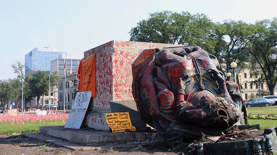 Tượng Nữ hoàng Elizabeth II bị giật đổ. (Ảnh: Daily Mail) Tượng Nữ hoàng Elizabeth II bị giật đổ. (Ảnh: Daily Mail)