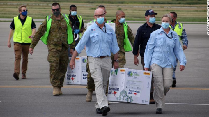 Các nhân viên Úc chuyển lô vắc-xin AstraZeneca cho Papua New Guinea vào tháng 3/2021. (Ảnh: CNN)