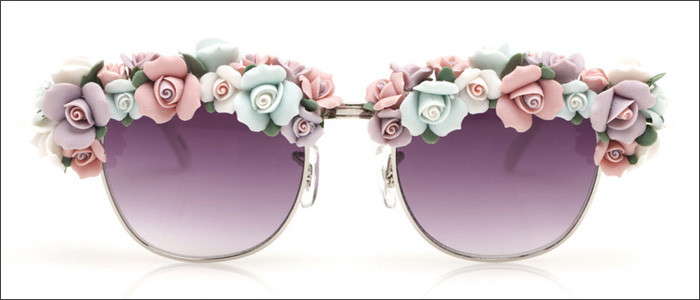 Kính chuồn đính đá quý màu vàng có giá 280 đô la Mỹ Kính mắt màu xám ghi với viền hoa nhựa tinh tế sang trọng có giá 400 đô la Mỹ Kính không số viền đá pha lê đen có giá 280 đô la Mỹ Kính mắt với viền xéo và dây đeo vàng đín lục lặc có giá 300 đô la Mỹ Kính mắt mèo với thiết kế tinh xảo và sang trọng có giá bán 270 đô la Mỹ Chiếc kính này có giá 280 đô la Mỹ Mẫu kính dành cho các ngôi sao với hình vương miện trên gọng được bán với giá 290$ Bạn cần chi 320 usd cho chiếc kính mắt mèo đính ngọc trai sáng loáng này 350 usd là giá cho chiếc kính "trăng sao" ngộ nghĩnh màu đen Những viên pha lê lớn khiến chiếc kính mắt mèo có giá tới 370 usd Kính dành cho các tín đồ thời trang rock-chic với những chiếc đầu lâu độc đáo mang tên Big Cartel có giá 350 usd Chiếc kính tên gọi Bleach có giá 250 usd Mẫu Bootsy_white có giá bán 275 usd Kính Ellington_black được bán với giá 250 usd Kính gọng đính hạt vàng có giá 800 usd Chiếc Lux_black này bạn cần chi 250 usd nếu muốn có nó Một thiết kế hoàn hảo mang têb Phillips_pastel, nó có giá 250 usd Chiếc Rockstar_gold được bán với giá 250 usd