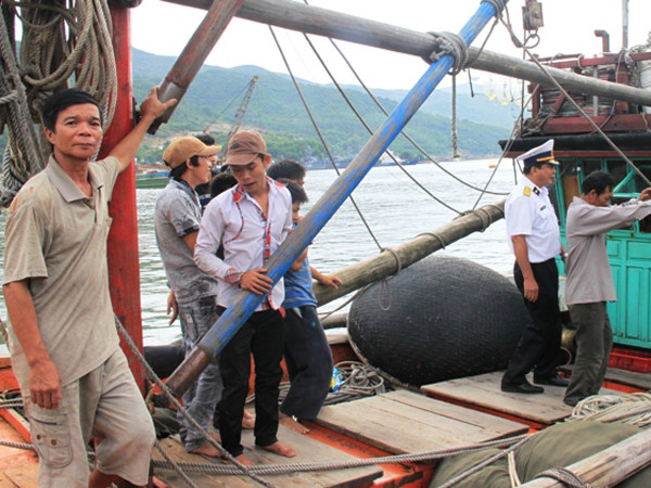 Thân tàu tả tơi sau hoạn nạn