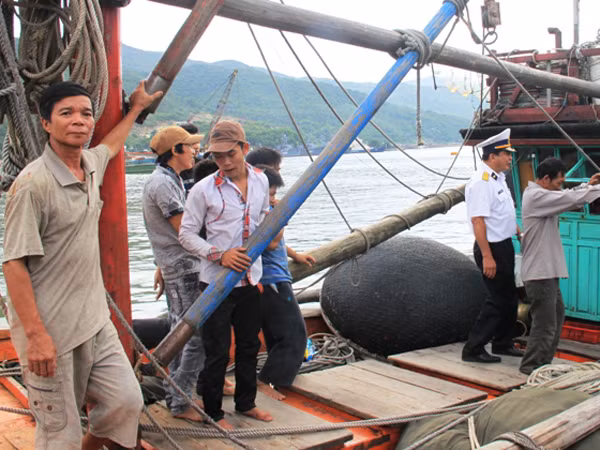 Thân tàu tả tơi sau hoạn nạn