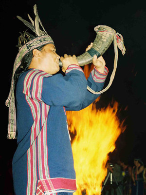 Già làng Plin thổi tù và trong đêm lễ hội 