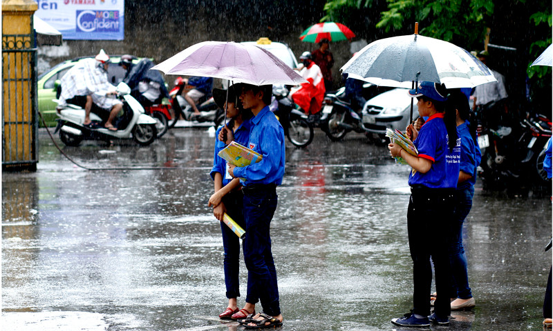 Đội mưa đợi những chuyến xe tiếp theo mang theo sĩ tử cùng người nhà