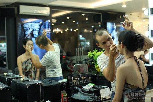 Để có được sự tự tin đó, cô đã dành rất nhiều thời gian học hỏi và tập luyện cùng với chuyên gia