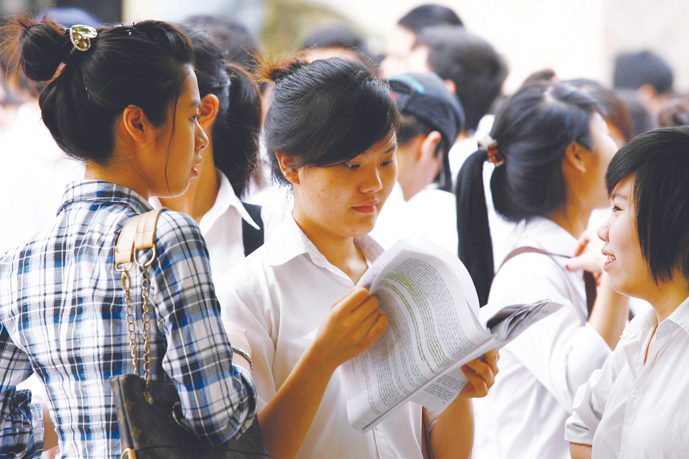 Nhiều thí sinh cho rằng đề Ngữ văn và Vật lí vừa sức. Ảnh: Hồng Vĩnh