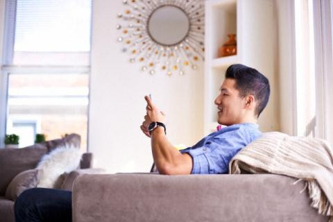 Chong ke ke dien thoai ngay dem nhan tin cho co ban than