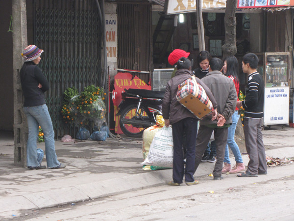 Chị Ngô Thị Thêu chạnh lòng khi thấy người khác lên đường về quê đón Tết. Ảnh: Trường Phong.. Chị Ngô Thị Thêu chạnh lòng khi thấy người khác lên đường về quê đón Tết. Ảnh: Trường Phong.