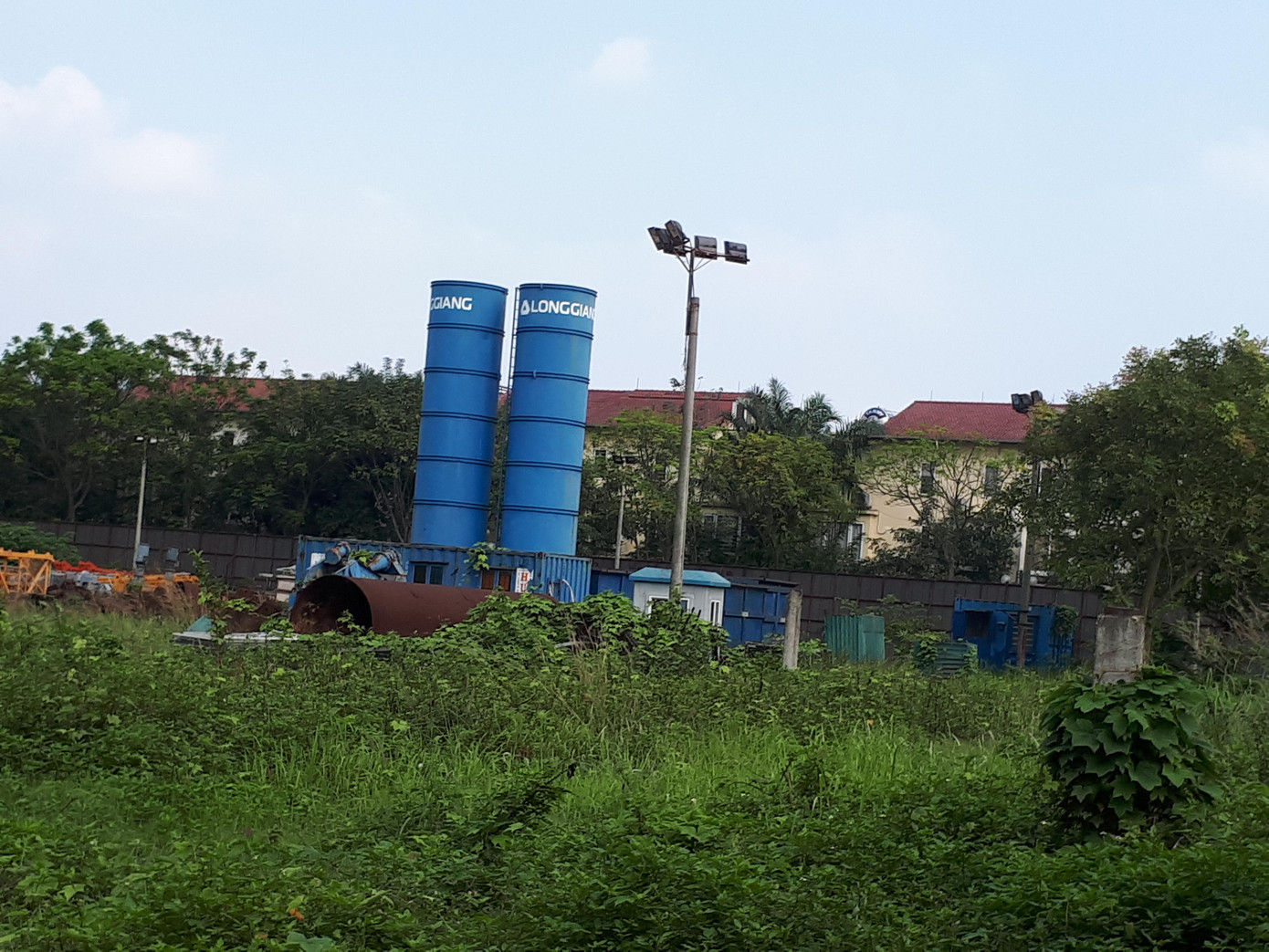 Đến nay, thời hạn gia hạn cũng sắp hết nhưng dự án vẫn trong tình trạng “đắp chiếu”, cỏ mọc um tùm. Theo quan sát của phóng viên, ô đất của dự án này nằm ở vị trí mặt đường lớn của khu đô thị mới Việt Hưng khá đẹp. Xung quanh ô đất dự án sau chục năm vẫn quây tôn kín mít, bên trong là bãi đất trống, cỏ hoang mọc um tùm… và chỉ có tiếng chó sủa mỗi khi có tiếng động bên ngoài. Đến nay, thời hạn gia hạn cũng sắp hết nhưng dự án vẫn trong tình trạng “đắp chiếu”, cỏ mọc um tùm. Theo quan sát của phóng viên, ô đất của dự án này nằm ở vị trí mặt đường lớn của khu đô thị mới Việt Hưng khá đẹp. Xung quanh ô đất dự án sau chục năm vẫn quây tôn kín mít, bên trong là bãi đất trống, cỏ hoang mọc um tùm… và chỉ có tiếng chó sủa mỗi khi có tiếng động bên ngoài.