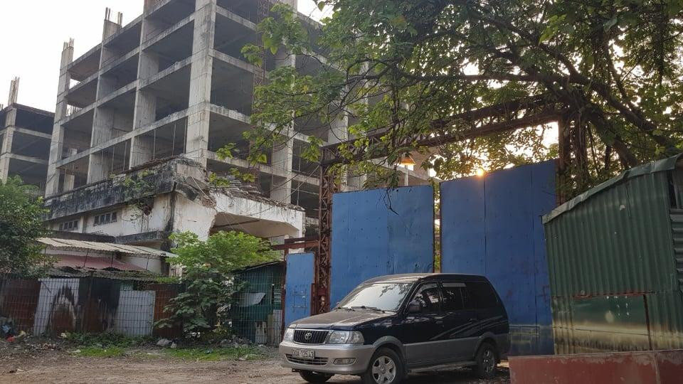 Hàng trăm khách hàng mua căn hộ của Dự án chung cư Sky Garden Towers (115 Định Công, Hoàng Mai, Hà Nội) 6 năm nay rơi vào tình trạng bất an khi công trình bị dừng thi công. Dự án khởi công ngày 14/1/2012, dự kiến hoàn thành quý 3/2014 với quy mô 28 tầng nhưng đến nay dừng lại ở tầng 8. Bị bỏ hoang nhiều năm, công trình đang xuống cấp. Công trường chỉ còn lại vài bảo vệ, cỏ mọc um tùm, cổng công trường luôn đóng chặt. Hàng trăm khách hàng mua căn hộ của Dự án chung cư Sky Garden Towers (115 Định Công, Hoàng Mai, Hà Nội) 6 năm nay rơi vào tình trạng bất an khi công trình bị dừng thi công. Dự án khởi công ngày 14/1/2012, dự kiến hoàn thành quý 3/2014 với quy mô 28 tầng nhưng đến nay dừng lại ở tầng 8. Bị bỏ hoang nhiều năm, công trình đang xuống cấp. Công trường chỉ còn lại vài bảo vệ, cỏ mọc um tùm, cổng công trường luôn đóng chặt.