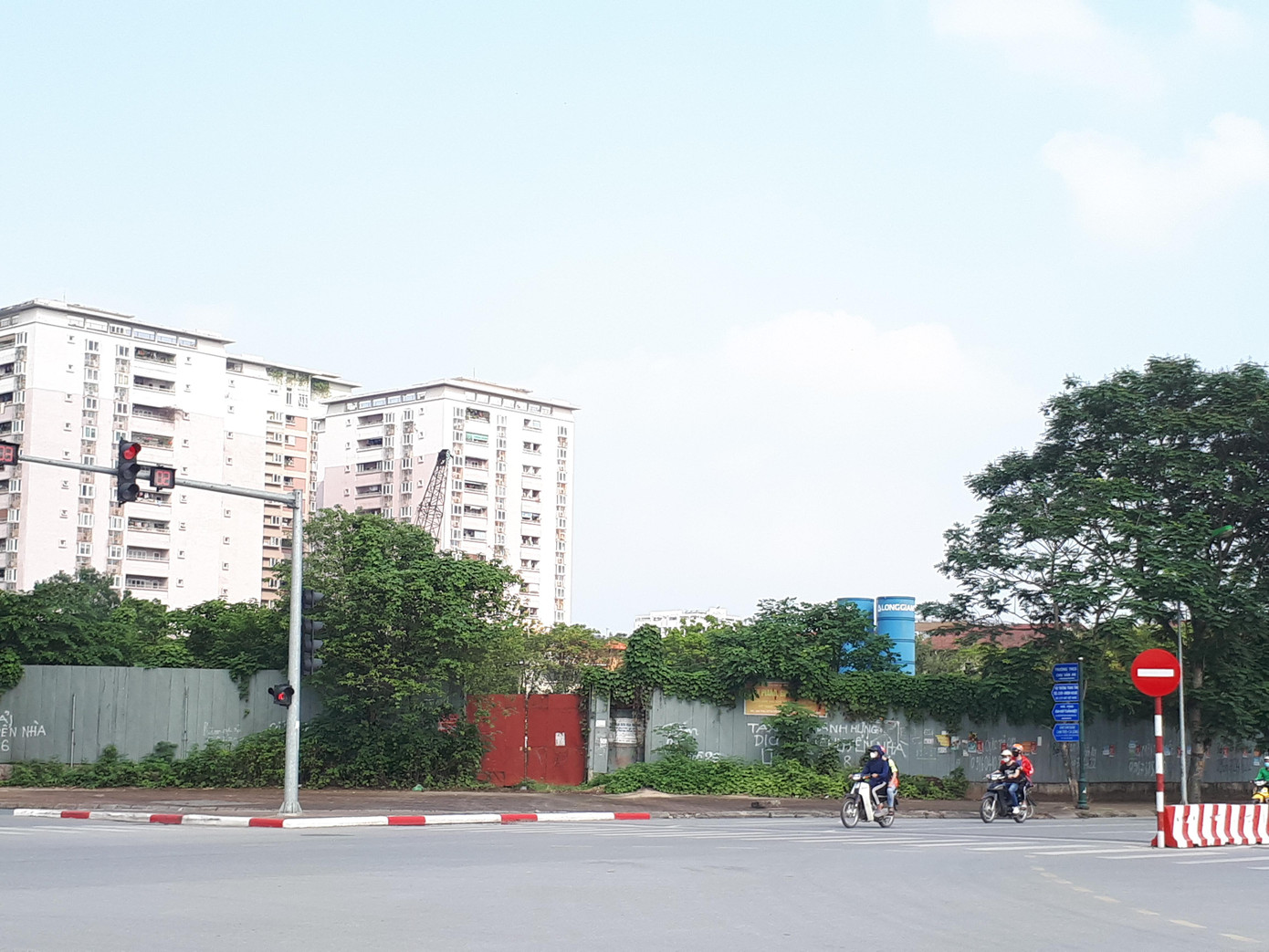 Dự án Trung tâm thương mại, dịch vụ, văn phòng cao cấp nằm trên ô đất rộng hơn 12.000m2, thuộc khu đô thị mới Việt Hưng (Long Biên, Hà Nội) được UBND TP Hà Nội giao đất cho Công ty CP Tập đoàn đầu tư Long Giang vào ngày 8/11/2011. Dự án này chậm tiến độ tới 66 tháng, tức hơn 5 năm. Năm 2019, dự án này đã được Hà Nội gia hạn 24 tháng (theo quyết định số 4260/QĐ-UBND ngày 9/8/2019). Dự án Trung tâm thương mại, dịch vụ, văn phòng cao cấp nằm trên ô đất rộng hơn 12.000m2, thuộc khu đô thị mới Việt Hưng (Long Biên, Hà Nội) được UBND TP Hà Nội giao đất cho Công ty CP Tập đoàn đầu tư Long Giang vào ngày 8/11/2011. Dự án này chậm tiến độ tới 66 tháng, tức hơn 5 năm. Năm 2019, dự án này đã được Hà Nội gia hạn 24 tháng (theo quyết định số 4260/QĐ-UBND ngày 9/8/2019).