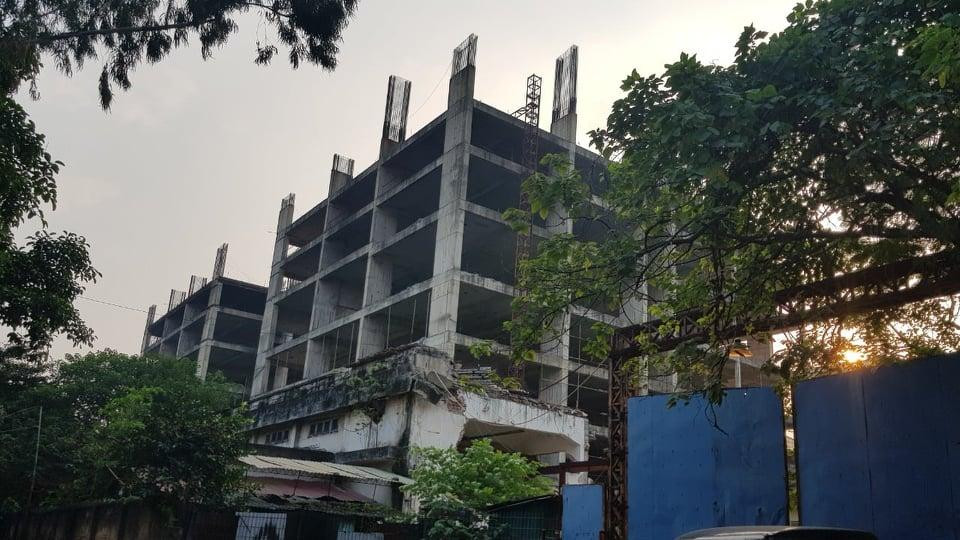 Anh Nguyễn Trung Kiên, khách hàng mua căn hộ của dự án cho biết: “Gia đình tôi đã đóng 600 triệu đồng. Theo hợp đồng, đã quá hạn bàn giao nhà 6 năm nhưng chủ đầu tư không có một lời giải thích với khách hàng.Thậm chí đến giờ, người mua nhà không biết ai để liên hệ khi nhân viên bán hàng và lãnh đạo cũ đã nghỉ hết”. Anh Nguyễn Trung Kiên, khách hàng mua căn hộ của dự án cho biết: “Gia đình tôi đã đóng 600 triệu đồng. Theo hợp đồng, đã quá hạn bàn giao nhà 6 năm nhưng chủ đầu tư không có một lời giải thích với khách hàng.Thậm chí đến giờ, người mua nhà không biết ai để liên hệ khi nhân viên bán hàng và lãnh đạo cũ đã nghỉ hết”.