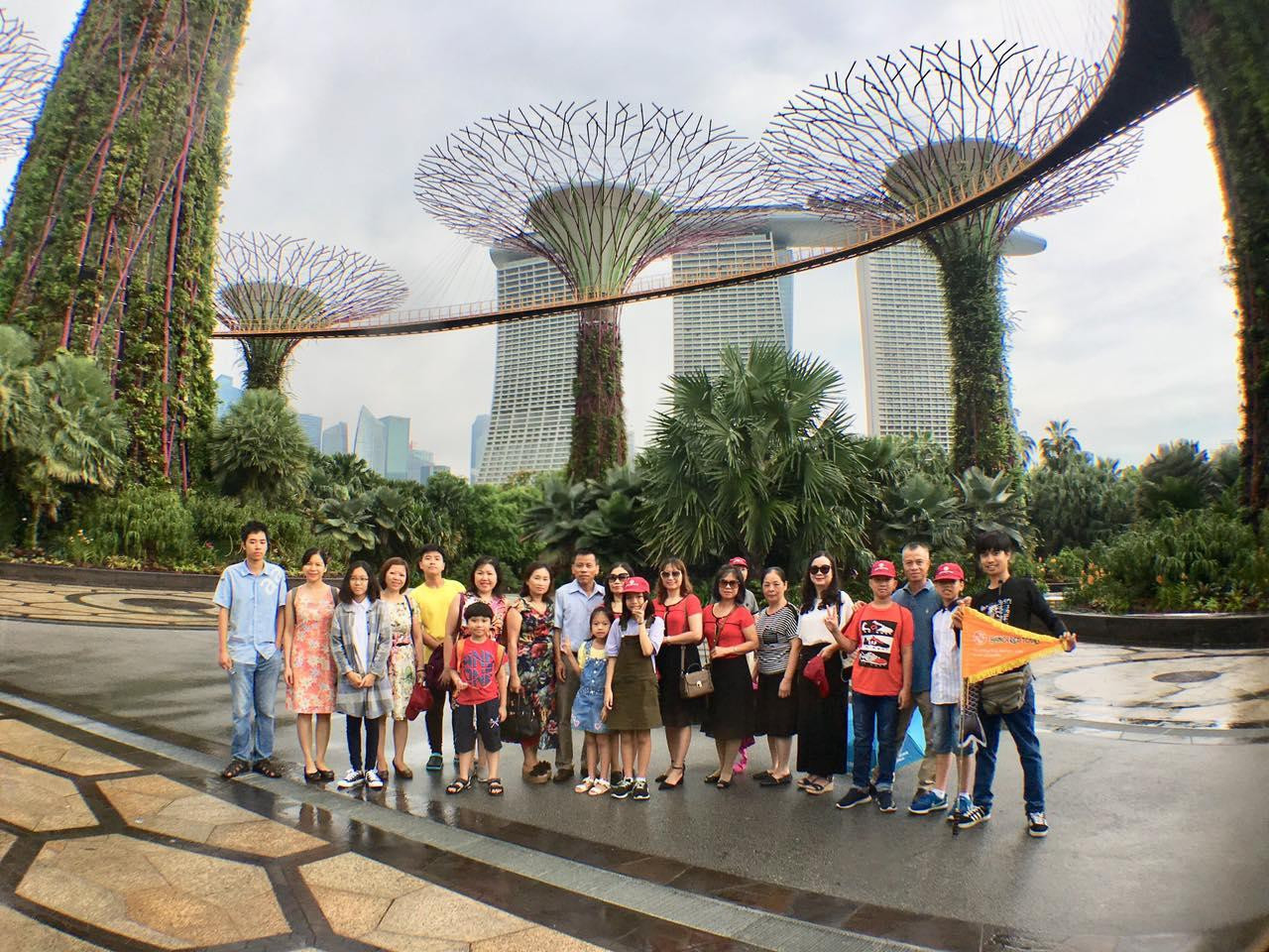 Anh Nguyễn Trí Long (áo đen ngoài cùng bên phải) hướng dẫn khách du lịch khi dịch chưa bùng phát.