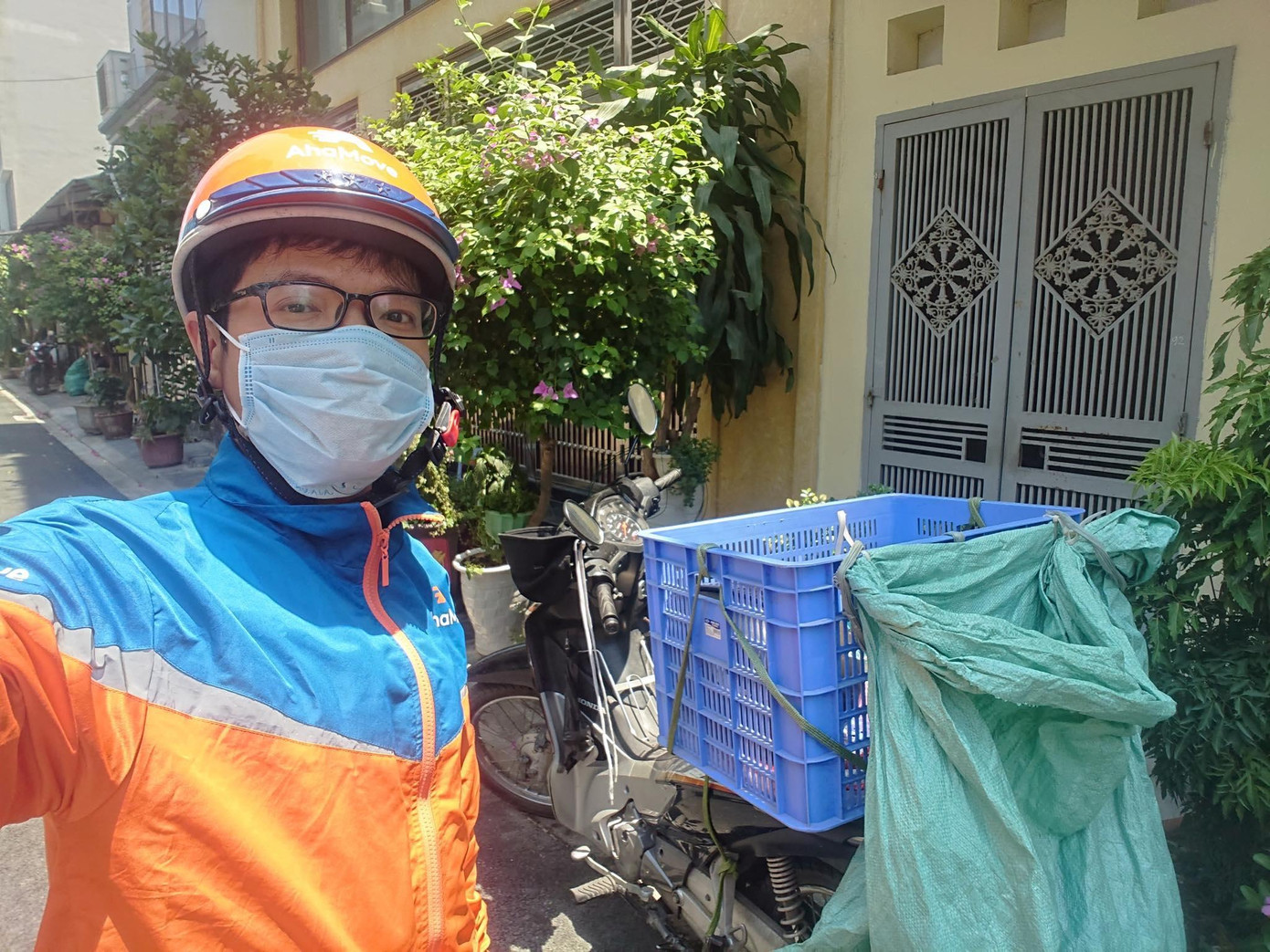 Anh Nam Tiến một ngày ngồi hơn 10 tiếng trên xe máy để giao hàng.