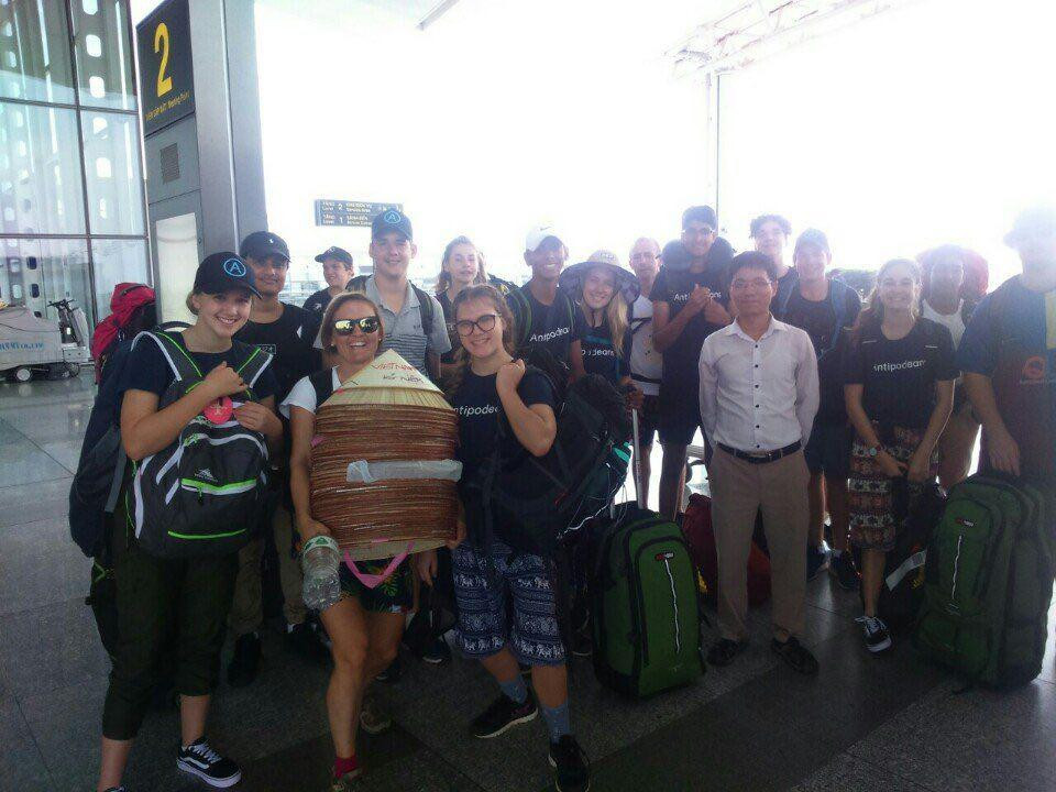 Anh Tiến ( áo trắng) hướng dẫn khách quốc tế đến Việt Nam trước đây.