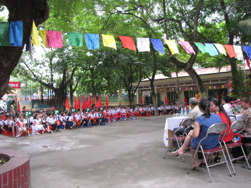 Giờ khai giảng trang trọng của trường Tiểu học Phuơng Liên – Đống Đa – Hà Nội. 