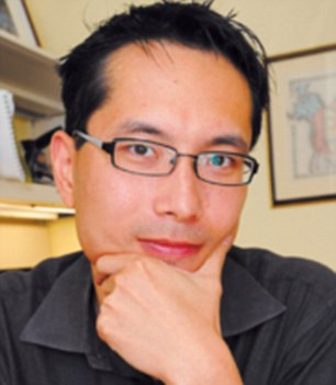 Tiến sĩ Samuel Sia, trưởng nhóm nghiên cứu thuộc trường Đại học Columbia, New York, người chế tạo ra mChip. Tiến sĩ Samuel Sia, trưởng nhóm nghiên cứu thuộc trường Đại học Columbia, New York, người chế tạo ra mChip