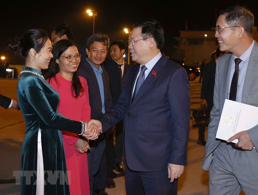 Cán bộ Đại sứ quán Việt Nam tiễn Chủ tịch Quốc hội Vương Đình Huệ tại sân bay thành phố Burgas (Bulgaria).(Ảnh: Doãn Tấn/TTXVN) Cán bộ Đại sứ quán Việt Nam tiễn Chủ tịch Quốc hội Vương Đình Huệ tại sân bay thành phố Burgas (Bulgaria).(Ảnh: Doãn Tấn/TTXVN)