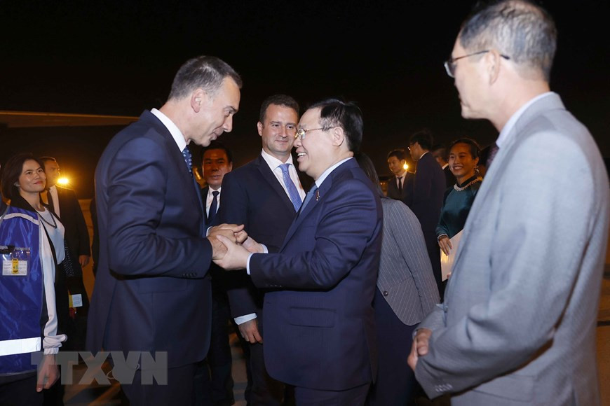 Ông Dimitar Nikolov, Thị trưởng thành phố Burgas tiễn Chủ tịch Quốc hội Vương Đình Huệ tại sân bay thành phố Burgas (Bulgaria). (Ảnh: Doãn Tấn/TTXVN) Ông Dimitar Nikolov, Thị trưởng thành phố Burgas tiễn Chủ tịch Quốc hội Vương Đình Huệ tại sân bay thành phố Burgas (Bulgaria). (Ảnh: Doãn Tấn/TTXVN)