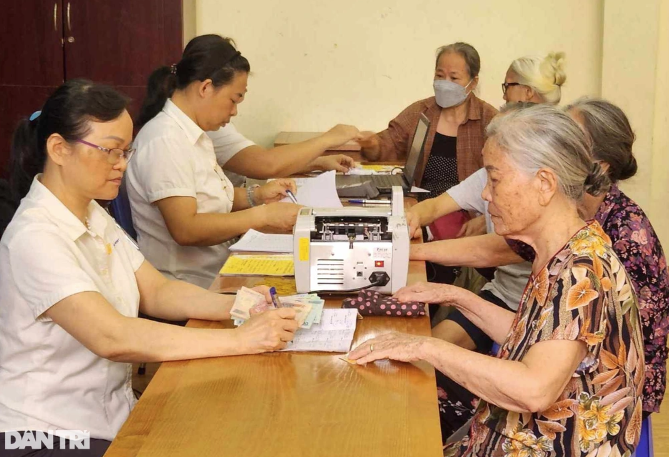 Người dân nhận lương hưu hàng tháng (Ảnh: Hà Hiền). Người dân nhận lương hưu hàng tháng (Ảnh: Hà Hiền).