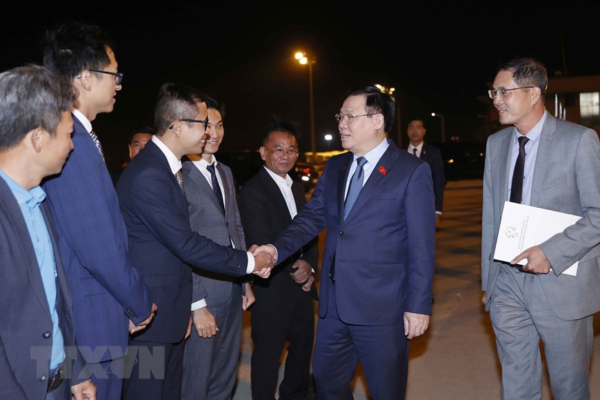 Cán bộ Đại sứ quán Việt Nam tiễn Chủ tịch Quốc hội Vương Đình Huệ tại sân bay thành phố Burgas (Bulgaria).(Ảnh: Doãn Tấn/TTXVN) Cán bộ Đại sứ quán Việt Nam tiễn Chủ tịch Quốc hội Vương Đình Huệ tại sân bay thành phố Burgas (Bulgaria).(Ảnh: Doãn Tấn/TTXVN)