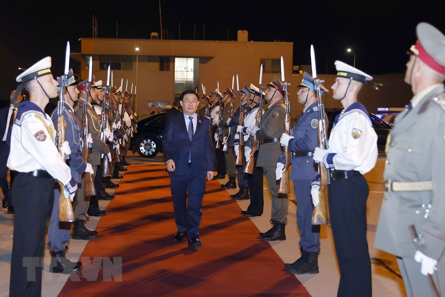 Lễ tiễn Chủ tịch Quốc hội Vương Đình Huệ tại sân bay thành phố Burgas (Bulgaria). (Ảnh: Doãn Tấn/TTXVN) Lễ tiễn Chủ tịch Quốc hội Vương Đình Huệ tại sân bay thành phố Burgas (Bulgaria). (Ảnh: Doãn Tấn/TTXVN)