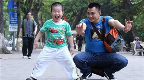 Tự Long được nhiều người nhận định là có hậu phương vững chắc khi sống ở rể cùng gia đình vợ và đi về tối ngày