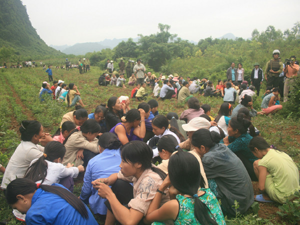 Người dân thôn Bầu Sen từng tập trung hàng trăm người vây kiểm lâm để giải thoát lâm tặc. Người dân thôn Bầu Sen từng tập trung hàng trăm người vây kiểm lâm để giải thoát lâm tặc