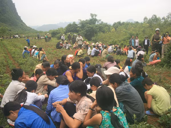 Người dân thôn Bầu Sen từng tập trung hàng trăm người vây kiểm lâm để giải thoát lâm tặc