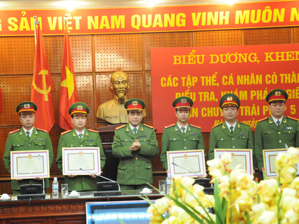 Đại tá Nguyễn Đức Chung – Giám đốc công an TP Hà Nội khen thưởng cho các đơn vị có thành tích tham gia phán án. Ảnh: Tuấn Nguyễn. giá Đại tá Nguyễn Đức Chung – Giám đốc công an TP Hà Nội khen thưởng cho các đơn vị có thành tích tham gia phán án. Ảnh: Tuấn Nguyễn