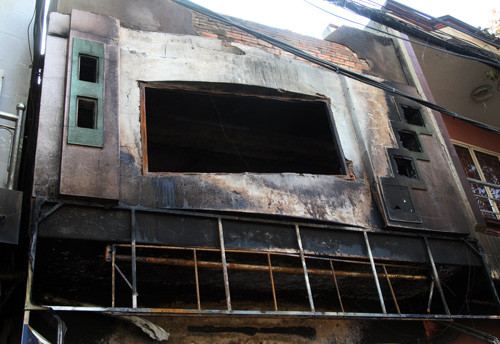 Phía tầng 2 căn nhà không có cửa ra vào. Khi lửa phát lên ở tầng trệt, mọi người chỉ có cách thoát ra cửa duy nhất ở tầng trệt