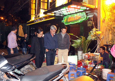 Phó chủ tịch VFF Nguyễn Lân Trung và cũng là người bạn thân của ông thầy người Bồ cùng Thạch Bảo Khanh rời bar