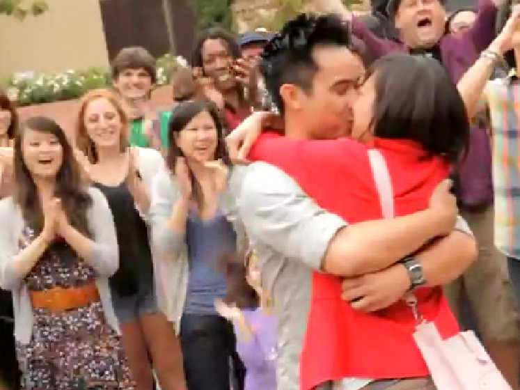 Trang hạnh phúc đón lấy tình yêu của bạn trai và trao nhau nụ hôn nồng nàn 