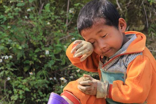  Cậu bé Giàng Su Pao (bản Khằm 1, xã Trung Lý, Mường Lát) ngồi nghịch đất ven vạt rừng với đôi tay lem luốc, lạnh cóng