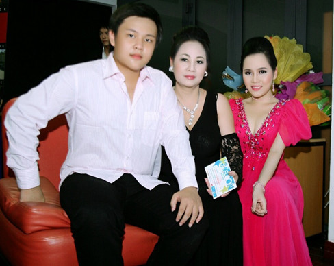 Trương Phương hạnh phúc bên mẹ và em trai. Trương Phương hạnh phúc bên mẹ và em trai