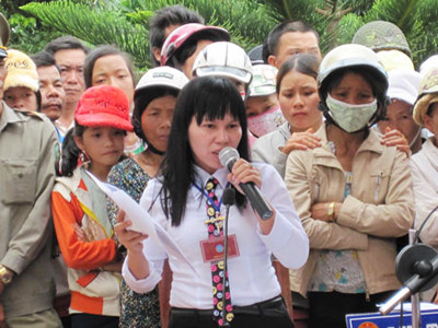 Phiên tòa trở nên gay cấn khi luật sư Võ Thị Tuyết đưa ra kết quả ADN chứng minh 2 cháu Chiến và My không phải con đẻ anh Hiếu. Phiên tòa trở nên gay cấn khi luật sư Võ Thị Tuyết đưa ra kết quả ADN chứng minh 2 cháu Chiến và My không phải con đẻ anh Hiếu