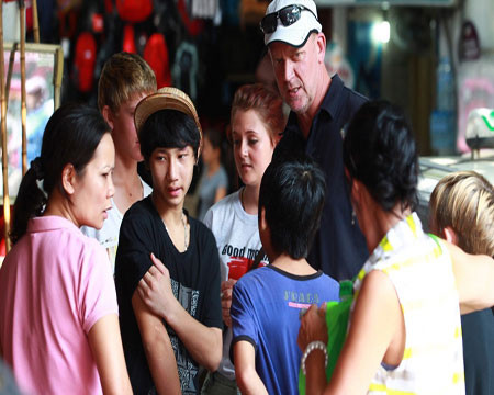 Du khách bị bủa vây tại phố cổ Hà Nội