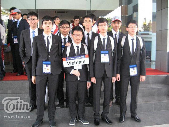 Long cùng các thành viên đội tuyển Vật lí tại cuộc thi Apho 2013
