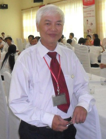 Những đợt không phải xuống Hà Nội học, ông Thắng bận rộn với công việc của một tư vấn viên bảo hiểm