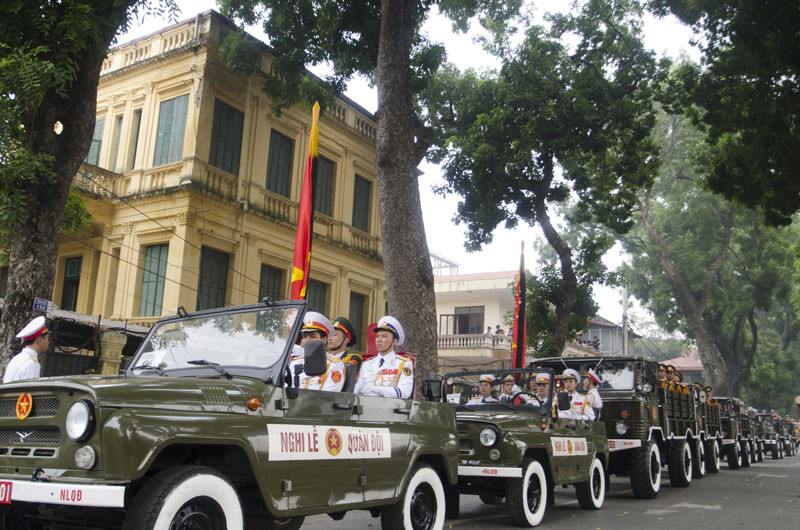 Đoàn xe lăn bánh qua đường Hoàng Diệu