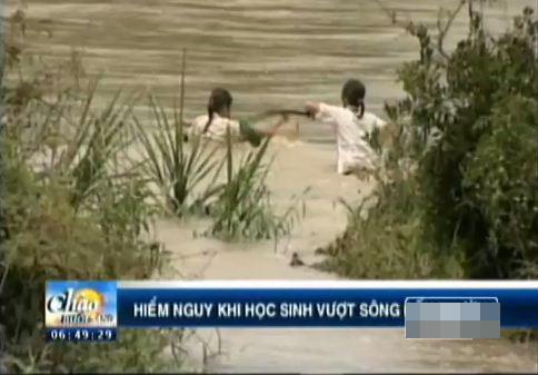 Nhiều em học sinh nhà nghèo không có tiền đi thuyền phải tự tìm cách bơi qua sông đến trường 