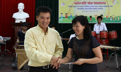 ông Đỗ Trường Giang TGĐ Tập đoàn Tài chính Việt (FIV) tặng trường máy điều hòa nhiệt độ (trị giá 10 triệu đồng)