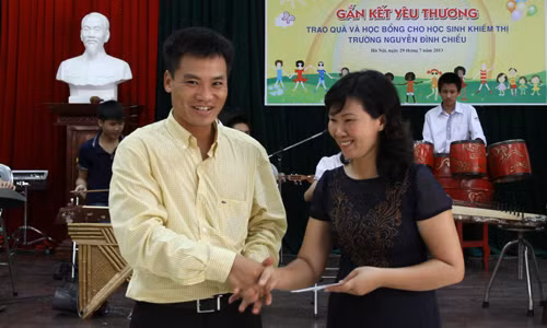 ông Đỗ Trường Giang TGĐ Tập đoàn Tài chính Việt (FIV) tặng trường máy điều hòa nhiệt độ (trị giá 10 triệu đồng)
