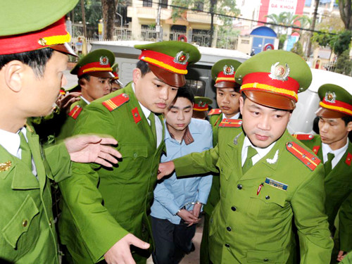 Gần 6h, công tác chuẩn bị cho phiên tòa được triển khai. Con đường dẫn đến tòa án được giăng dây thép gai và đặt biểm cấm. Nhiều người dân tỉnh Bắc Giang đến tòa án từ rất sớm Người nhà chủ tiệm vàng bên di ảnh của ba nạn nhân. Lê Văn Luyện được áp giải tới phiên tòa. Luyện bước xuống xe, được bảo vệ nghiêm ngặt. Bị cáo Luyện nhoài người ra sau tìm người thân. Các bị cáo tại phiên tòa (mặc áo xanh). Bố Luyện (bên trái) quay mặt sang nhìn con trai... Hàng trăm người dân tụ tập ngoài tòa án để theo dõi diễn biến phiên tòa.