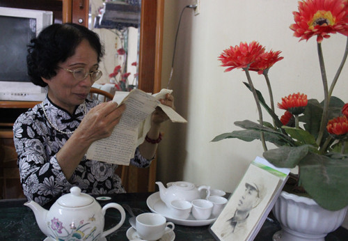 Những lá thư và bức ảnh là kỷ vật cô giáo Lưu Quang trân trọng gìn giữ suốt bao năm. Ảnh: Hoàng Phương