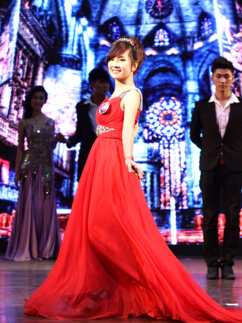 Những chiếc váy dạ hội với những táo bạo trong thiết kế như vai trần, xẻ tà... thêm một lần để các thí sinh khoe sắc