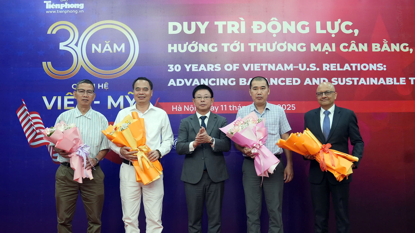 Nhà báo Phùng Công Sưởng tri ân các đơn vị đồng hành.